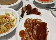 乐动体育投注-关于有点难！约基奇初次尝试北京烤鸭，手法略显生疏的信息