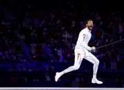 乐动体育-法国击剑选手飒爽英姿，夺得金牌