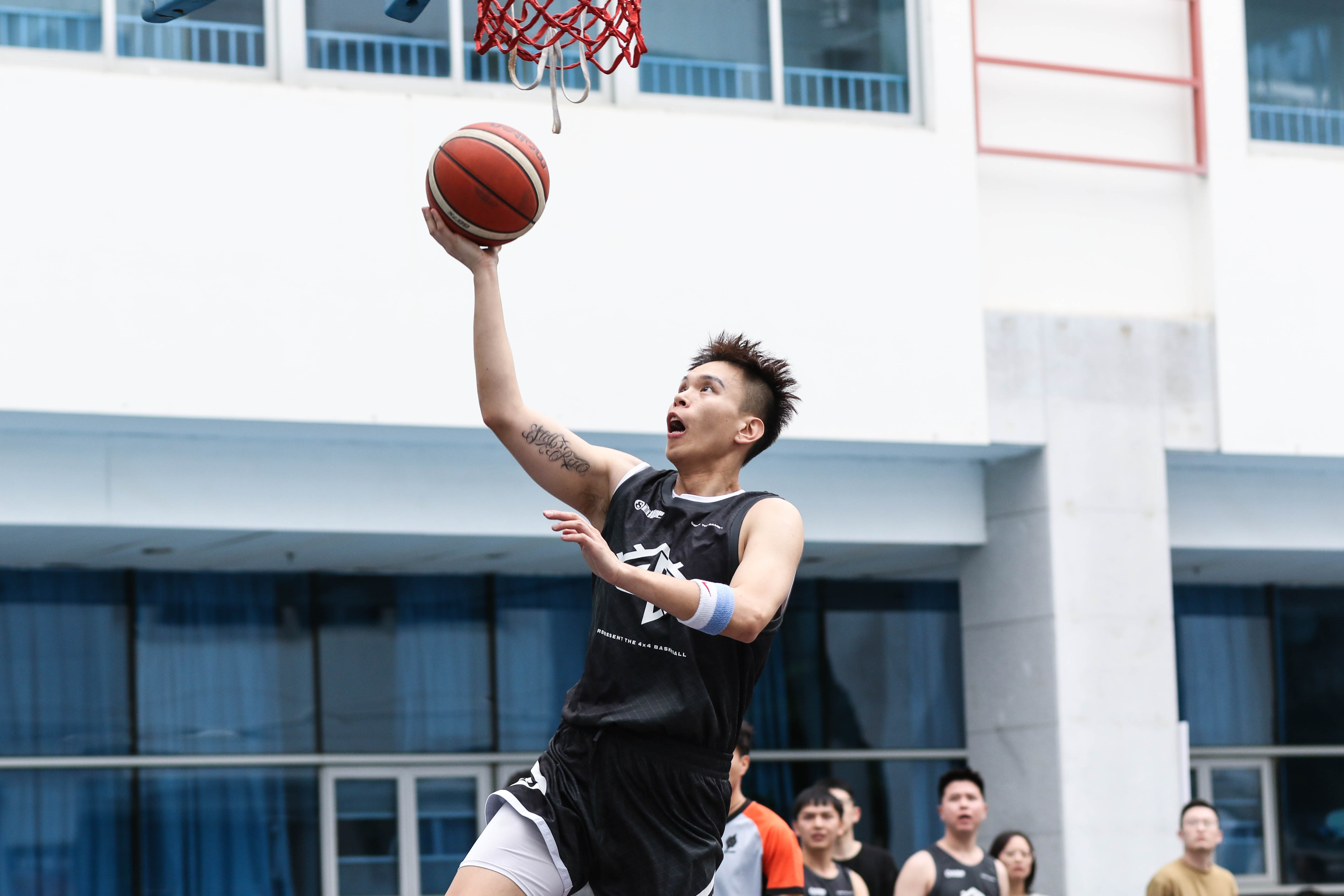 运动员在篮球场上表现出色受到赞扬