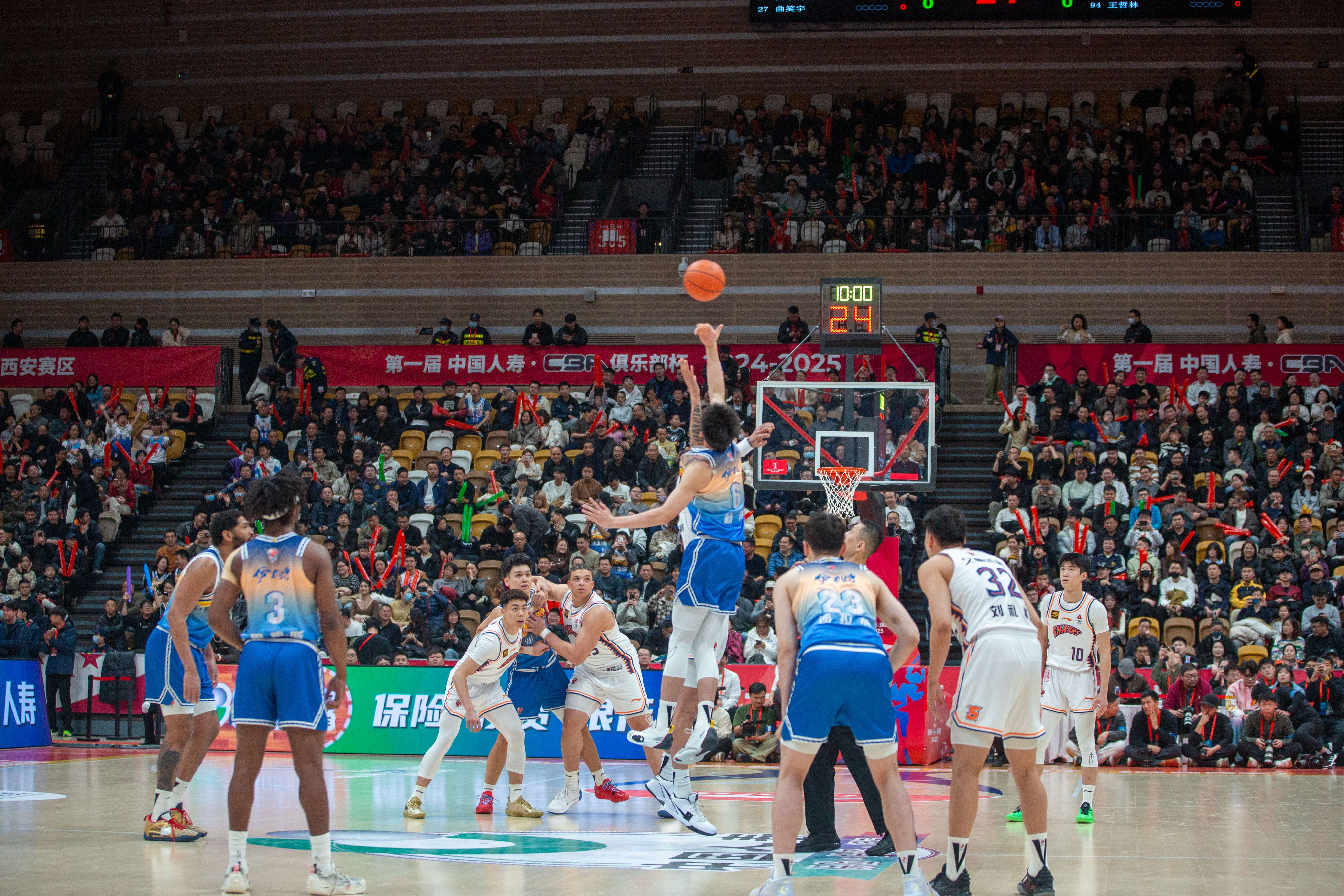 CBA俱乐部杯：上海久事大鲨鱼首战获胜